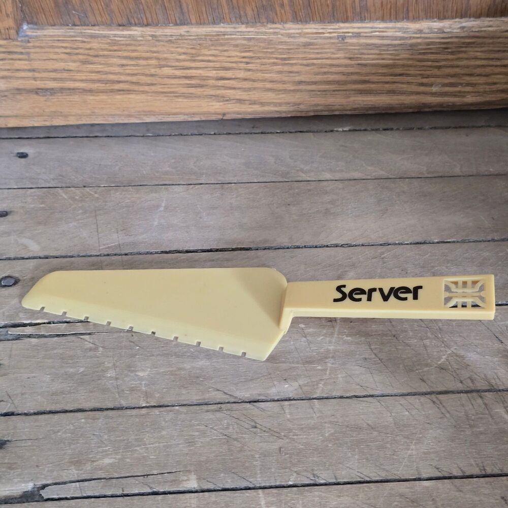 Vintage Pie Server Almond Beige Plastic Made In Hong Kong Mid Century 9"